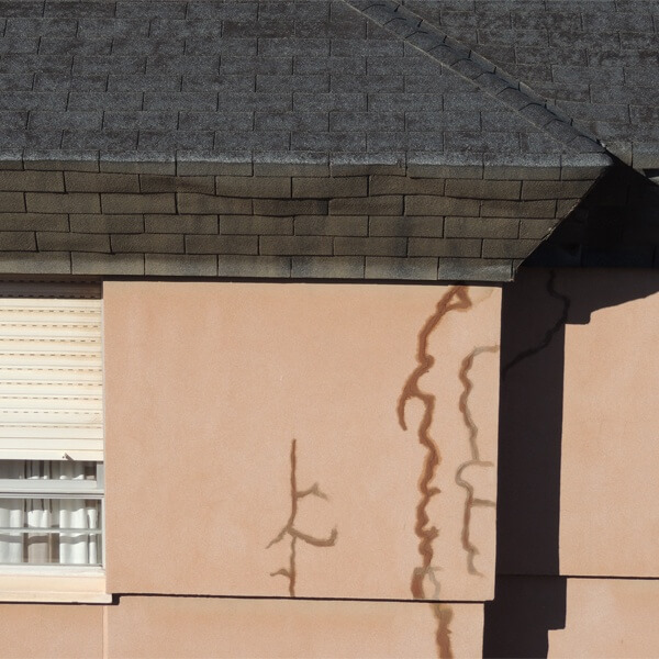Informe de daños en revestimientos de fachada y cubierta de edificio