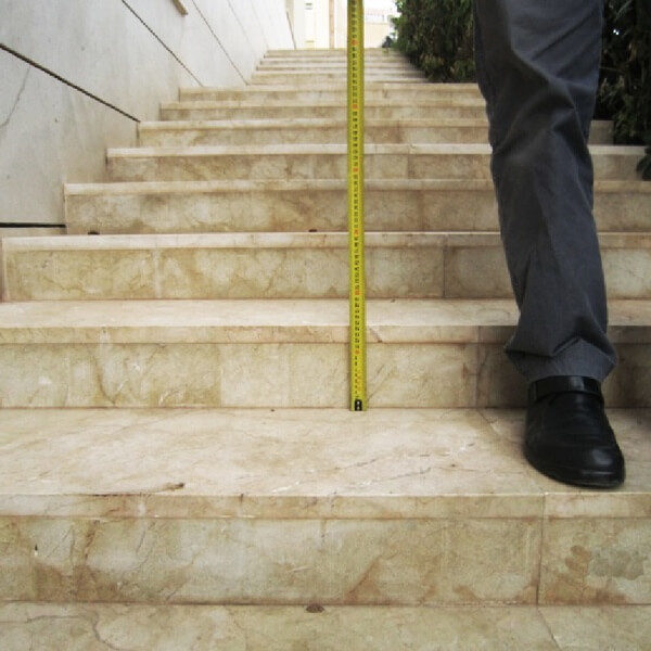 Informe de deficiencias en escalera de uso público