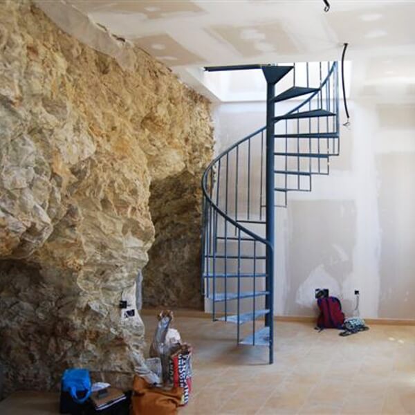 Proyecto de rehabilitación en una casa en ruinas en la ladera de una montaña