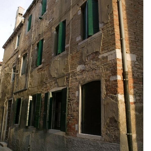 Informe sobre el estado general de un edificio antiguo para posibles inversiones